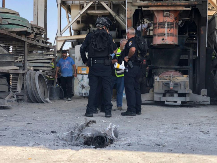 פגיעת רקטה באשקלון, ארכיון. צילום: דוברות המשטרה