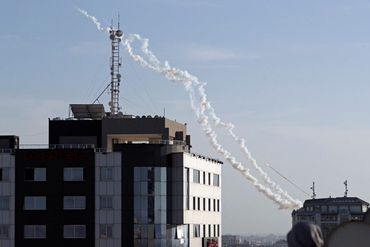 ירי רקטות לעבר שטח ישראל (צילום: רויטרס)