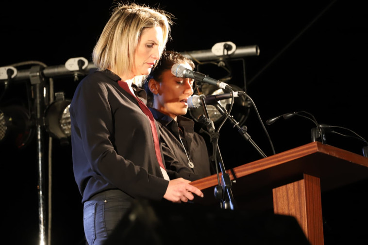 מנחה את הטקס. מיקה אלמוג. צילום: איתן אלחדז/TPS