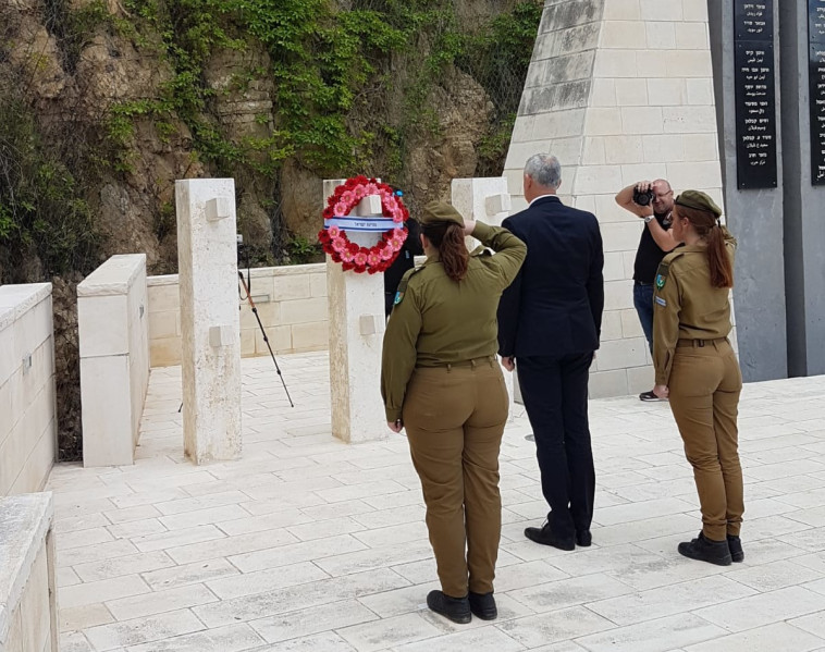 &quot;משפחות ששילמו את המחיר הכבד מכל - ועדיין מחויבות למדינת ישראל&quot;. גנץ