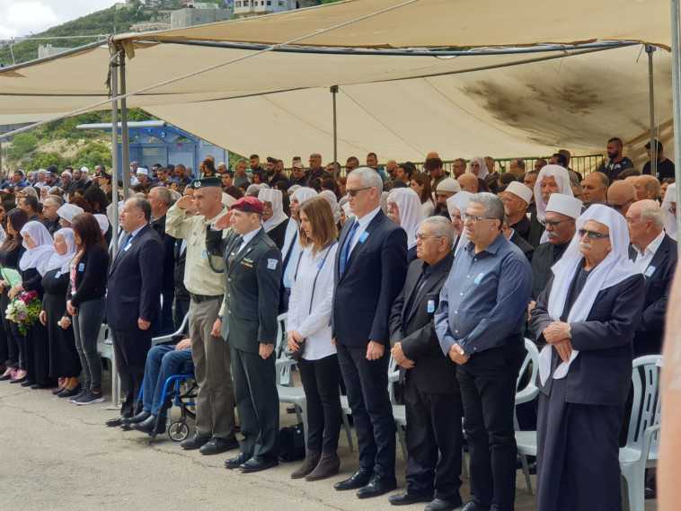 &quot;מדגיש את השוויון בנטל ושותפות הגורל&quot;. גנץ בבית העלמין הצבאי בבית ג'אן
