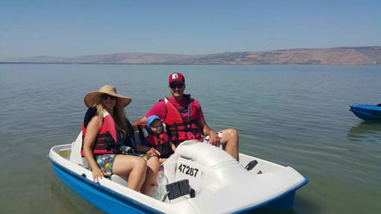 מטיילים בחוף עין גב. צילום: אביחי אורן