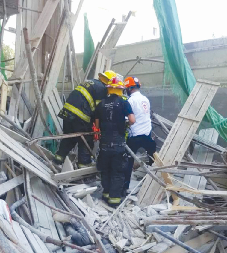 קריסת פיגום בנהריה בו נהרג פועל בן 25. צילום: מד&quot;א