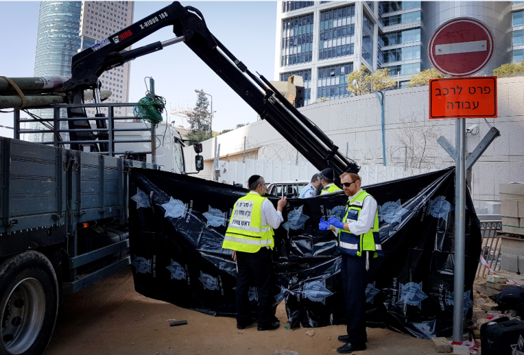 אנשי זק&quot;א במקום בו נהרג פועל בן 50 בת&quot;א. צילום: מוטי קרליץ
