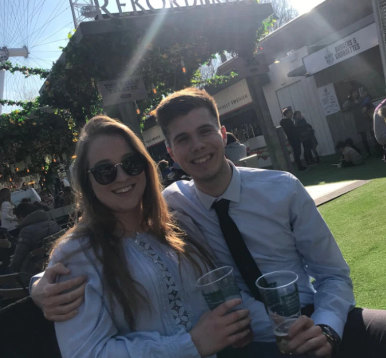 לסטר ובן זוגה. צילום: פייסבוק