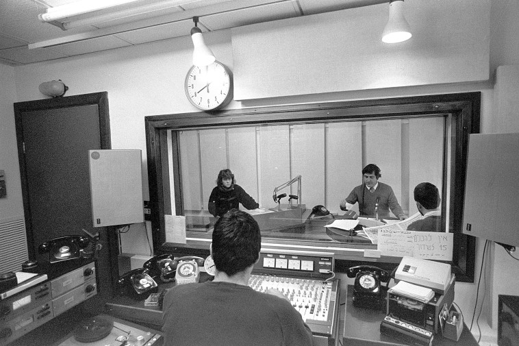 אלכס אנסקי ברדיו. צילום:  יעקב סער, לע&quot;מ 