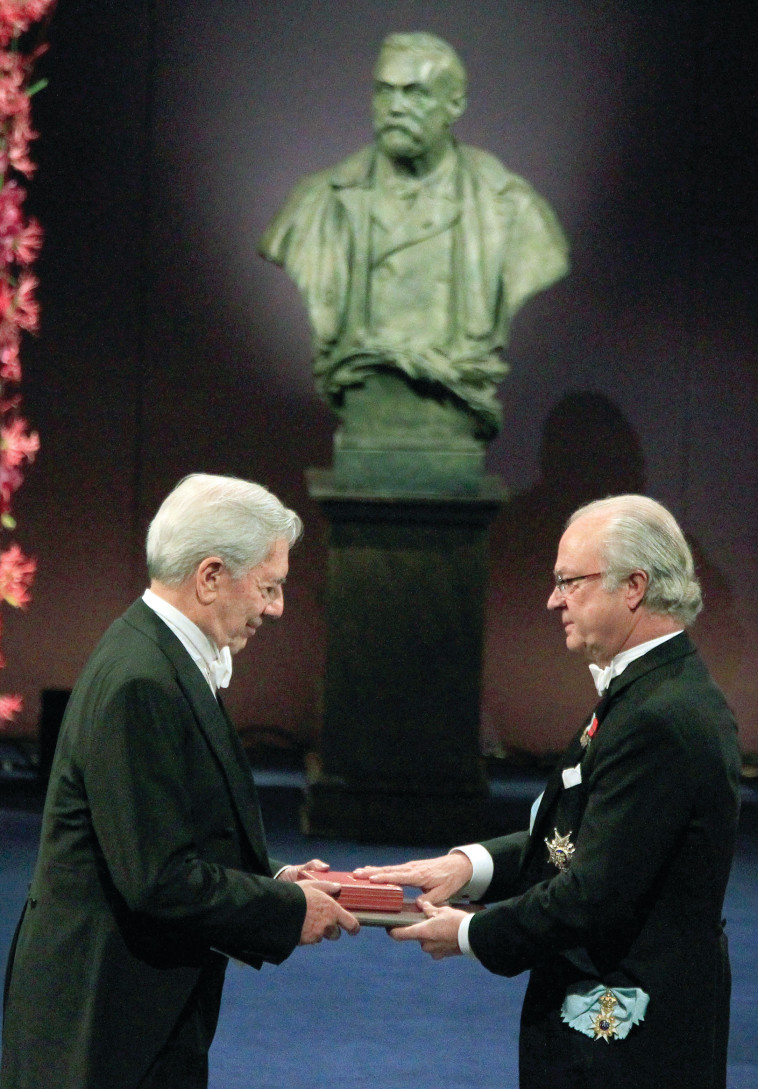 בזכות ההגנה על הדמוקרטיה. מריו ורגס יוסה זוכה בפרס נובל.  רויטרס