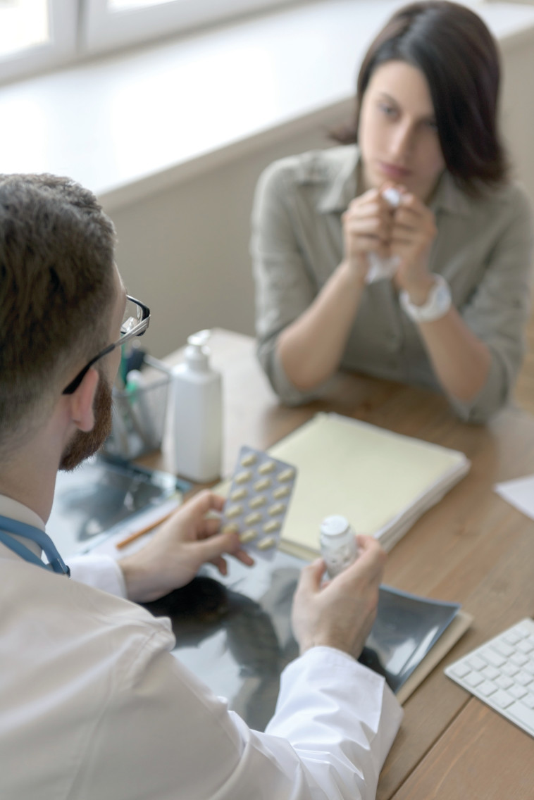 אישה יושבת מול הרופא, אילוסטרציה. קרדיט: אינג אימג'