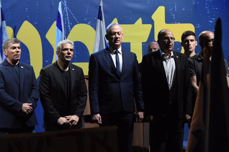 ראשי כחול לבן בעצרת המחאה. צילום: אבשלום ששוני