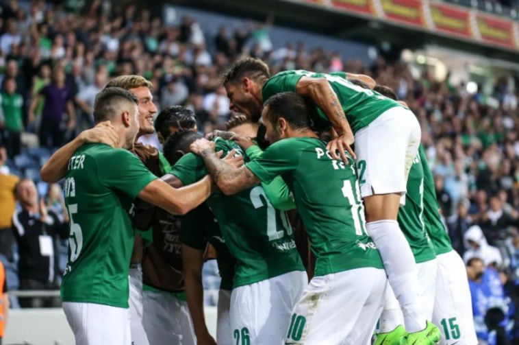 שחקני מכבי חיפה חוגגים