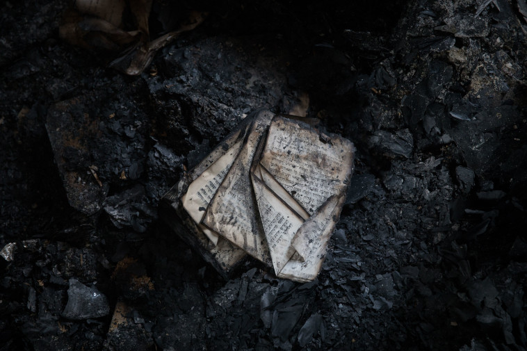 &quot;אני חושב שזו שריפה מכוונת&quot;. שרידי ספר תנ&quot;ך בבית שנשרף במבוא מודיעים. צילום: הדס פרוש, פלאש 90