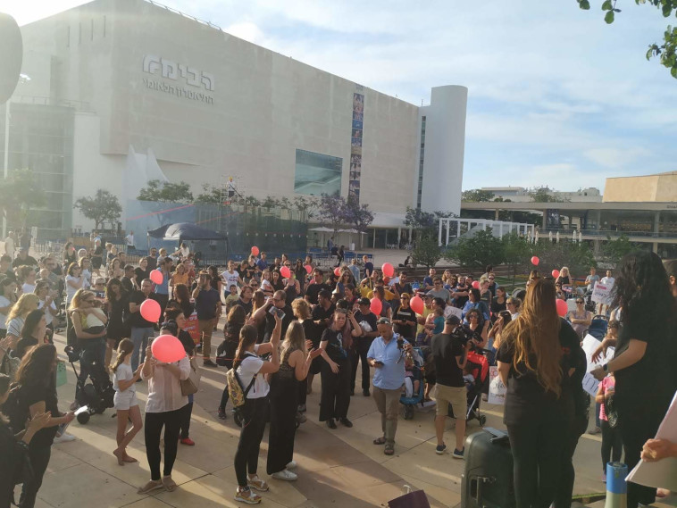 המפגינים בכיכר הבימה בת&quot;א