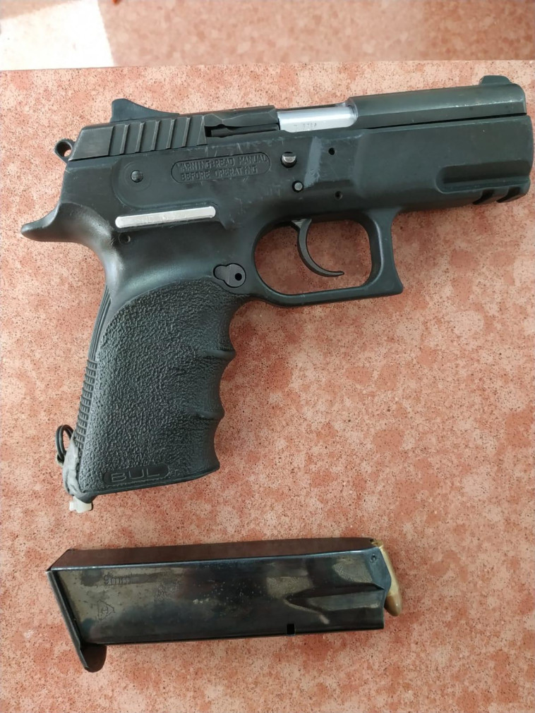 הנשק בו השתמש החשוד. צילום: דוברות המשטרה