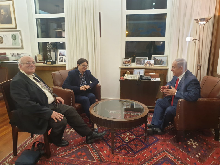 נתניהו עם אסתר חיות וחנן מלצר. תמונה מתעתעת. צילום: לשכת ראש הממשלה