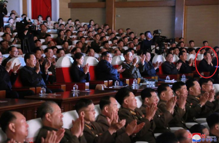 קים יונג צ'ול יושב לא הרחק מקים ג'ונג און. צילום: KCNA