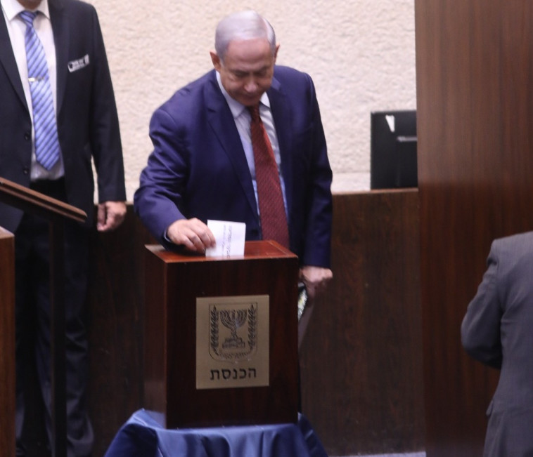 נתניהו מצביע בכנסת. צילום: יצחק הררי, דוברות הכנסת