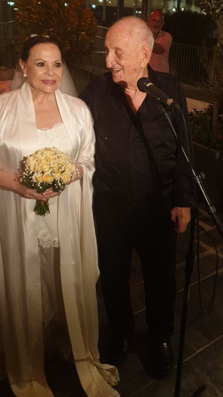 גילה אלמגור, יעקב אגמון