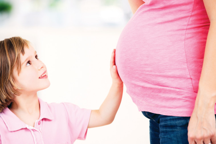 ילדה ואישה בהריון אילוסטרציה