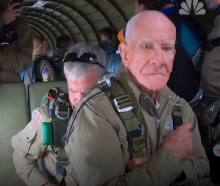 טום רייס לפני הצניחה. צילום מסך