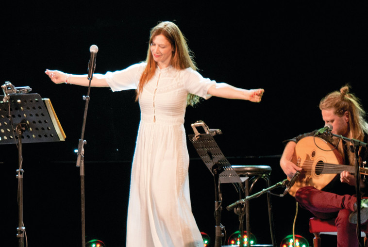 סופי צדקה בהצגה &quot;רוקדים הערב&quot;. צלם : Syntorama Ttakun 