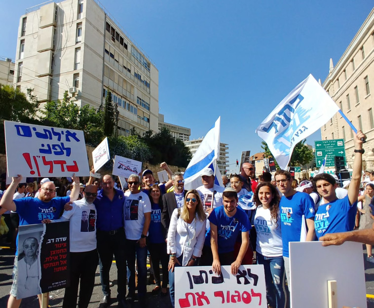 מיקי חיימוביץ' ואבי ניסנקורן בהפגנה