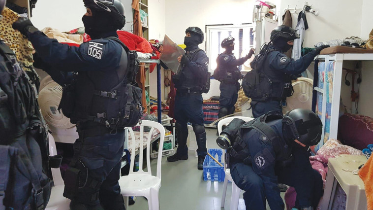 חיפוש באגף אסירים ביטחוניים