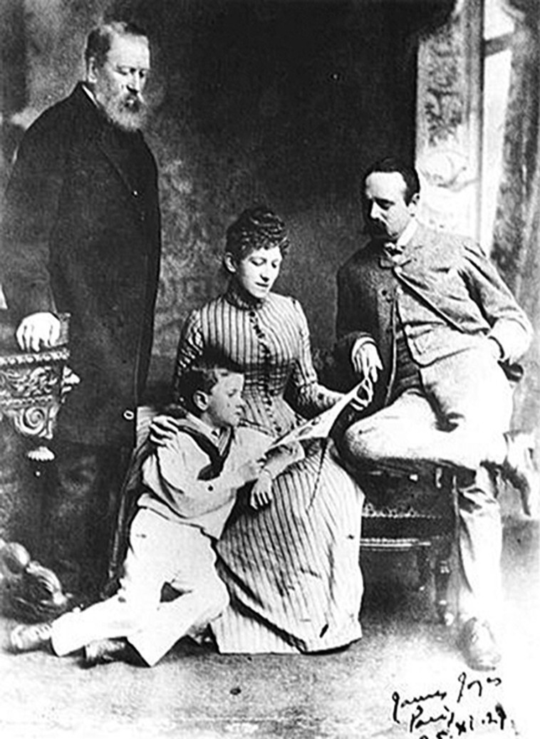 ג'ויס בתמונה משפחתית, ספטמבר 1888. עומד משמאל סבו של ג'ויס מצד אמו, ג'ון מאריי. יושבים אמו מארי ג'יין ואביו ג'ון ג'ויס צילום מתוך ויקיפדיה 