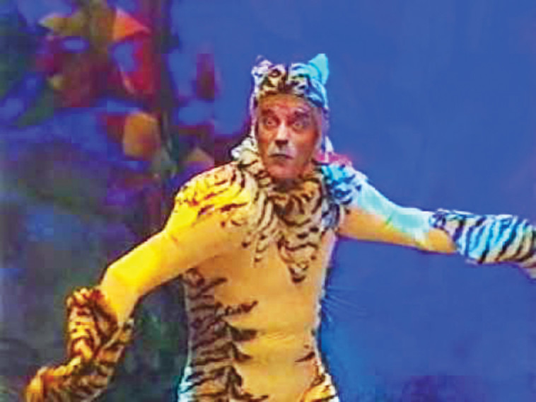 אלי דנקר בתפקיד הנמר שירחאן. צילום מסך