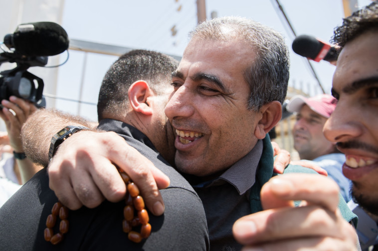  מחמוד קטוסה עם בני משפחתו. קרדיט: יונתן זינדל, פלאש 90  