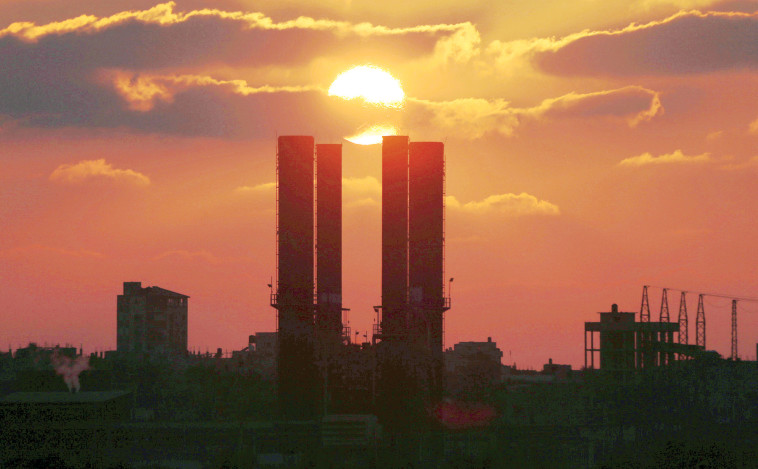 תחנת הכוח בעזה. שלוש או ארבע שעות חשמל ביממה. צילום: רויטרס