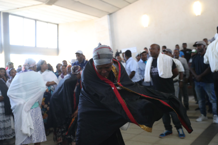 מכריו וקרוביו של טקה נפרדים ממנו בפעם האחרונה. צילום: יונתן זינדל, פלאש 90