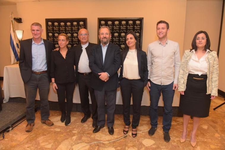 אהוד ברק וחברי מפלגתו. קרדיט: אבשלום ששוני 