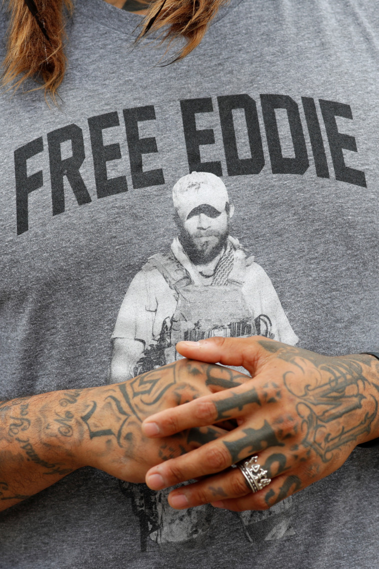 תומך של אדוארד גלאגר במהלך משפטו. צילום: רויטרס 