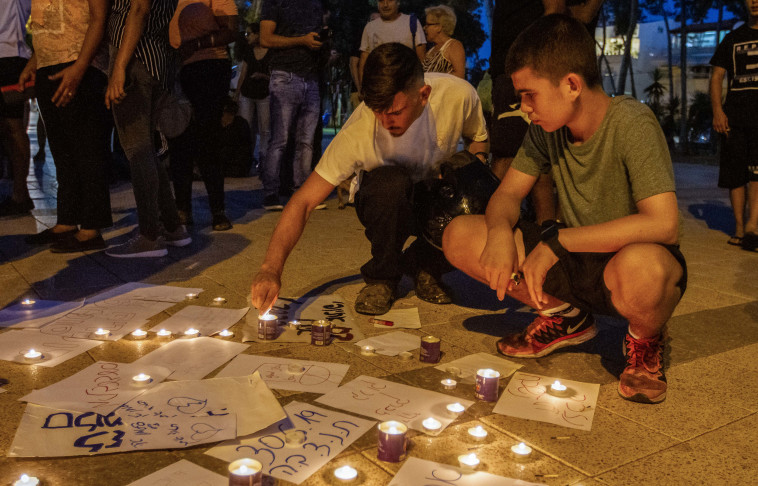 נרות לזכרו של סלומון טקה ז&quot;ל. הרבנים הראשיים קוראים לסיום המהומות. צילום: פלאש 90