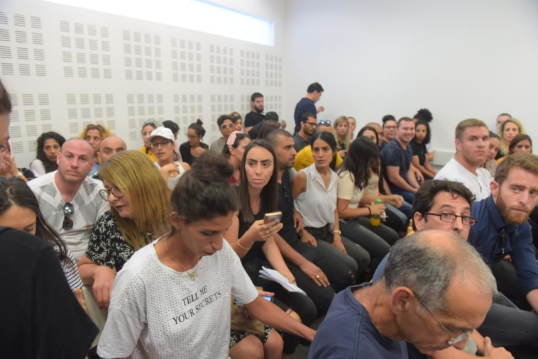 הורים בדיון של כרמל מעודה. צילום: אבשלום ששוני