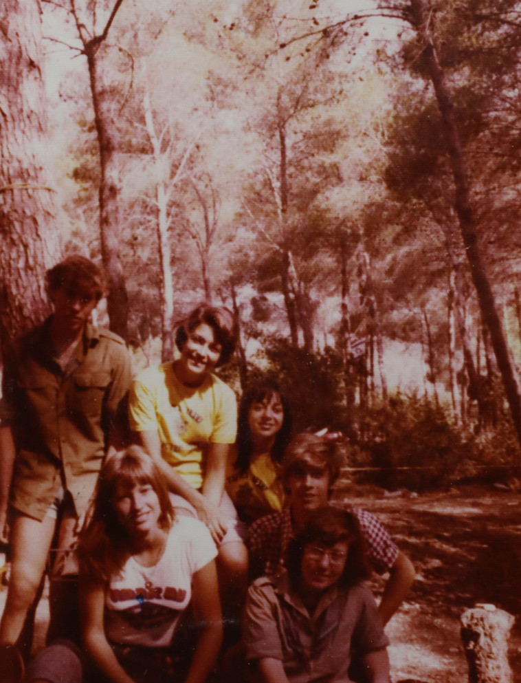  רבקה שרגא והחניכים מהצופים במחנה קיץ. רפרודוקציה: מרק ישראל סלם  