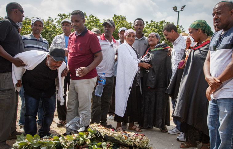 משפחתו של סלומון טקה ליד קברו