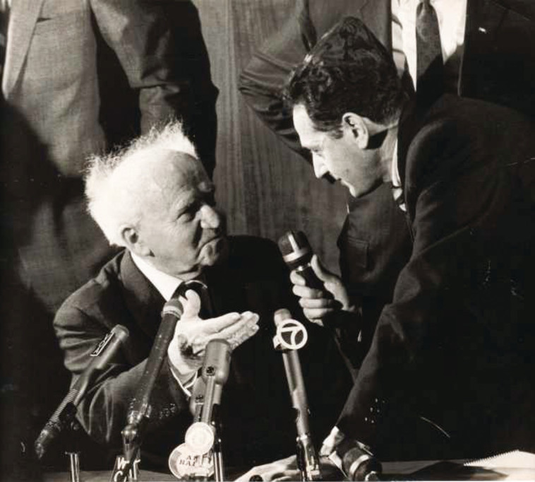 צבי גיל מראיין את דוד בן-גוריון ליד בית הכנסת ישורון ניו יורק, 1966 צילום משפחתי 