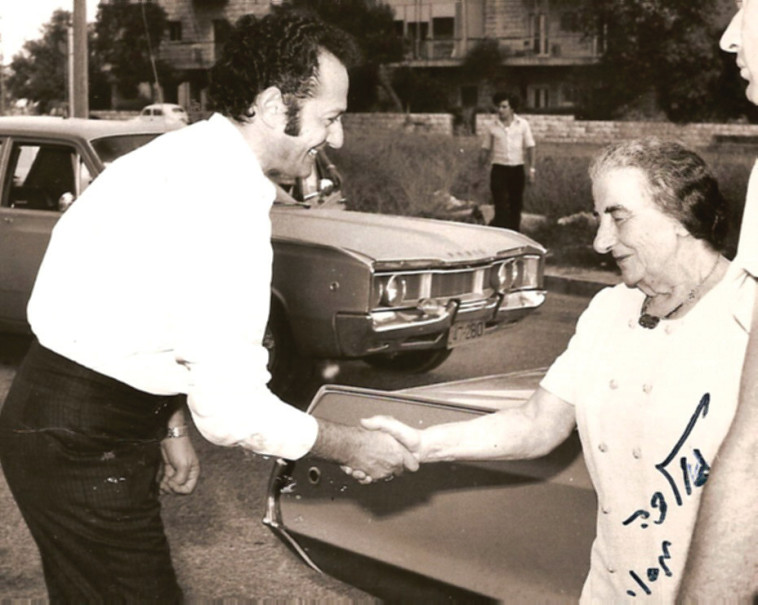 צבי גיל עם ראש הממשלה גולדה מאיר לקראת הריאיון עם פרישתה, 1974. צילום משפחתי