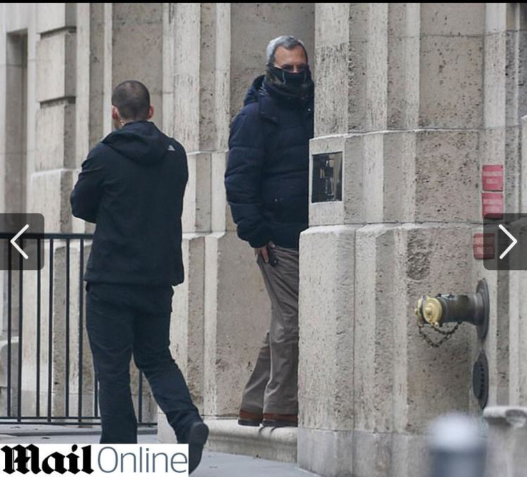 אפשטיין עלה לאחרונה לכותרות בעקבות קשריו, לכאורה, עם ברק, שצולם מחוץ לביתו. צילום מסך מתוך הדיילי מייל