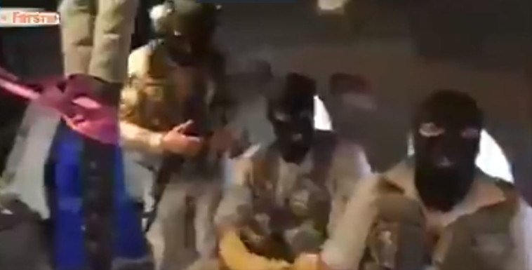 לוחמים איראנים בהשתלטות על המכלית הבריטית בחודש שעבר. צילום מסך 