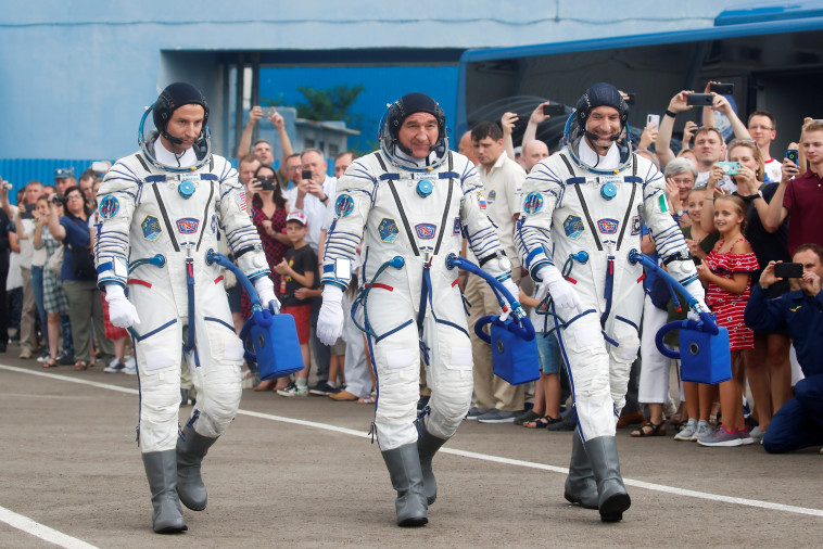 האסטרונאוטים החדשים בדרך לתחנת החלל. קרדיט: רויטרס 