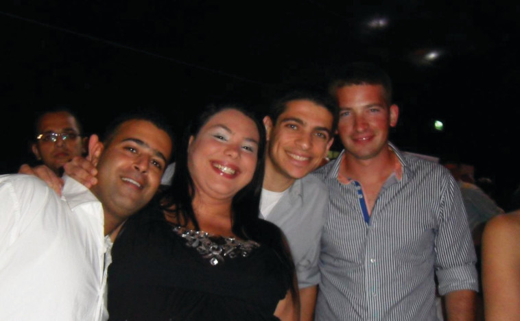 &quot;כל הזמן דיבר על החיילים שלו&quot;. רודריגו עם החברים לירון ויסמין שפירא. צילום פרטי