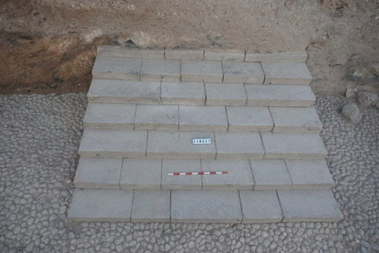 המדרגות שהתגלו בתל חצור. צילום: חפירות קרן זלץ בחצור לזכר יגאל ידין