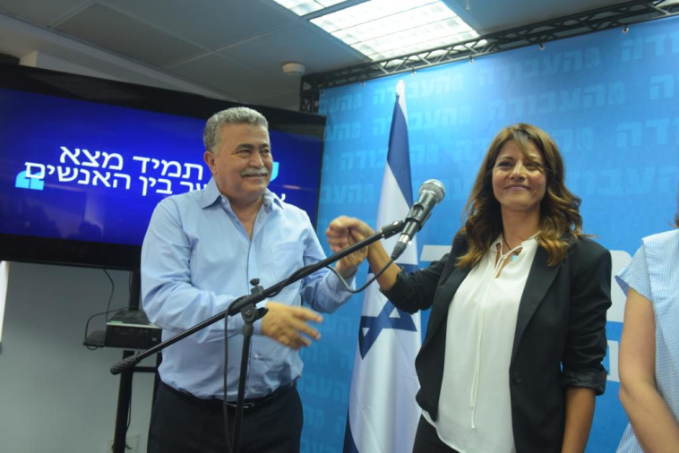 עמיר פרץ עם אורלי לוי אבקסיס. צילום: אבשלום ששוני 