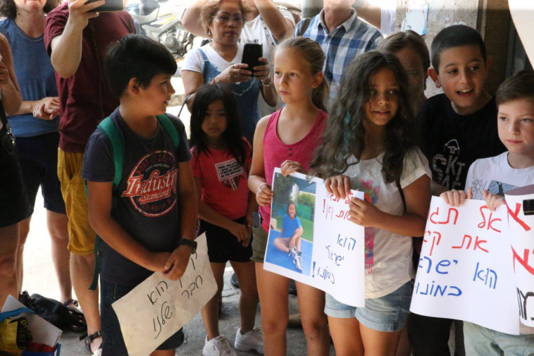  קיאן וקתרין אסטה עם חבריהם מחוץ לבית הדין לעררים. צילום: אבשלום ששוני