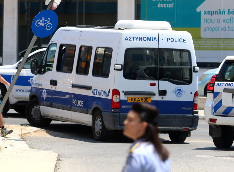 רכב של משטרת קפריסין עם העצורים הישראלים (צילום: רויטרס)