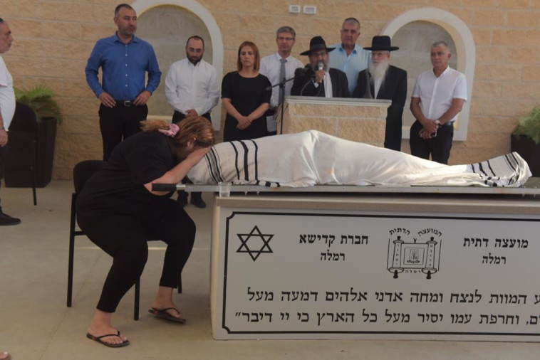 דיקלה חסדאי בהלוויית בעלה, אופיר חסדאי ז&quot;ל. קרדיט: אבשלום ששוני 