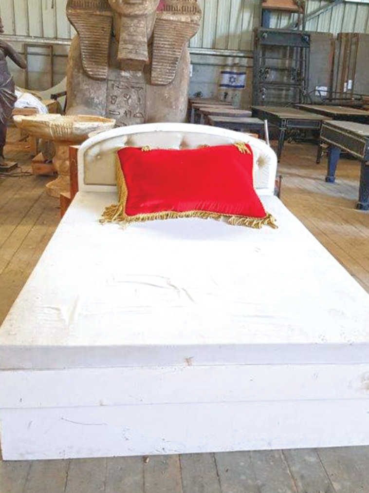 המיטה מ&quot;לה טרויאטה&quot;. באדיבות האופרה הישראלית