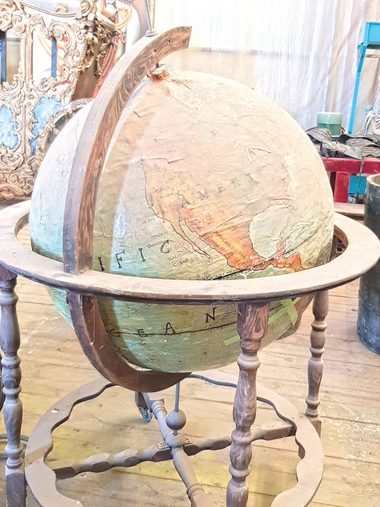 גלובוס מ&quot;דון קרלו&quot;. באדיבות האופרה הישראלית